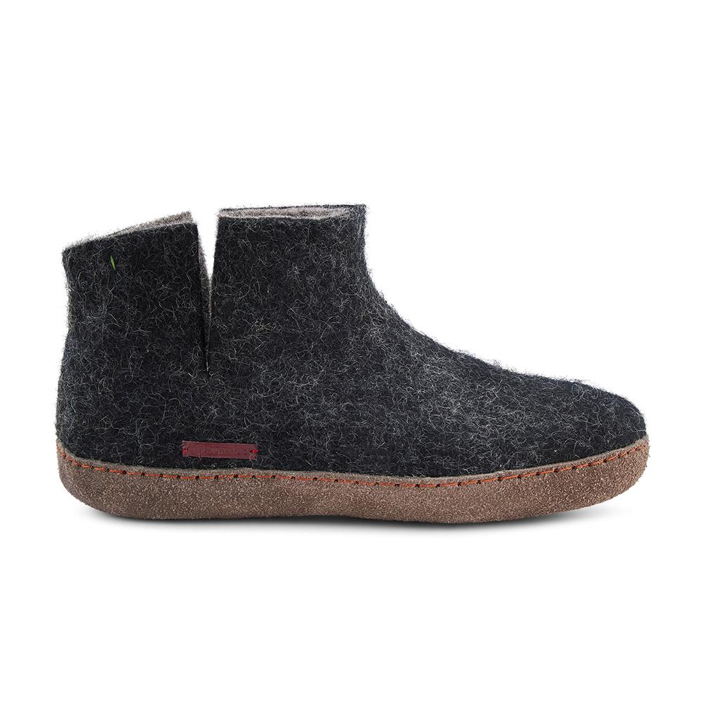 Betterfelt wool felt boot in black with leather sole in side view